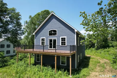 7 Larson St, Waterford, CT 06385