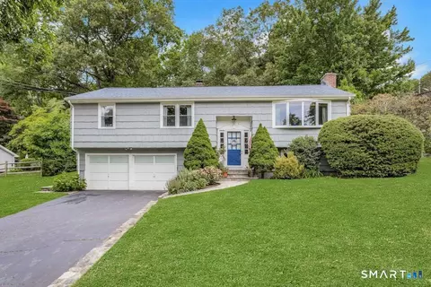 402 Wheeler Park Ave, Fairfield, CT 06825