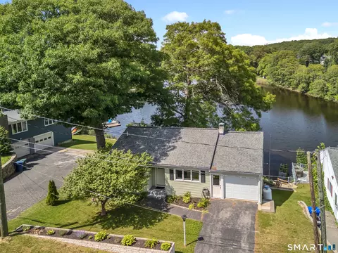 8 Cove View Dr, Quaker Hill, CT 06375
