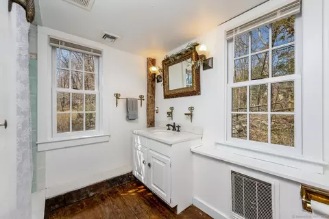 Bath - 175 Mountain Rd, Wilton, CT 06897 photo 4 of 5