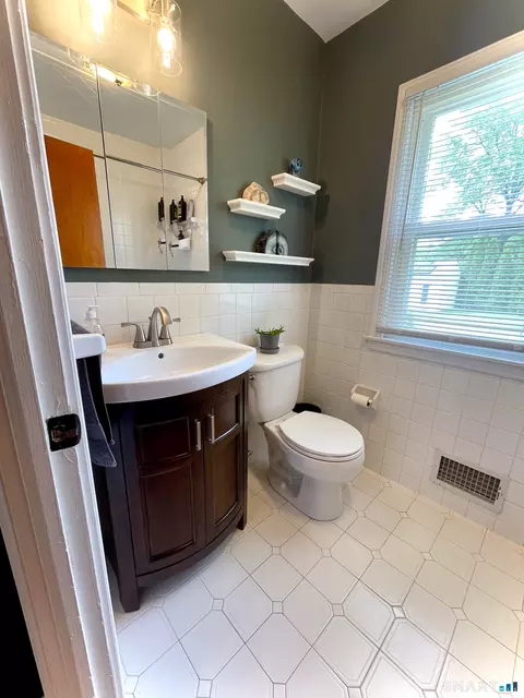 Bath - 41 Cumpstone Dr, Hamden, CT 06518 photo 1 of 2