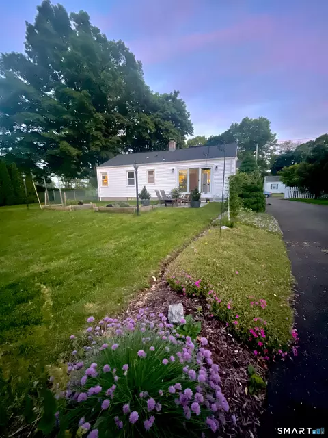Exterior - 41 Cumpstone Dr, Hamden, CT 06518 photo 4 of 5