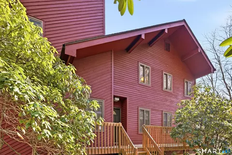 136 Hoyts Hl, Bethel, CT 06801