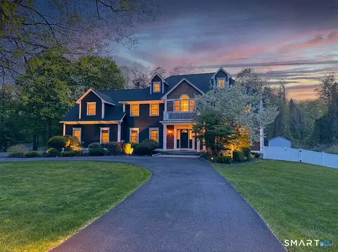 2 Jeremy Garden Ln, Woodbridge, CT 06525