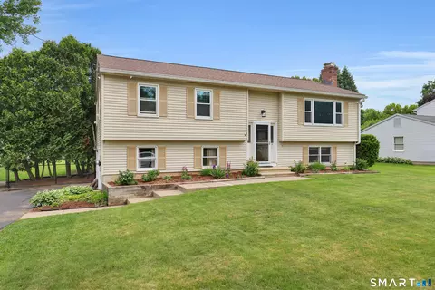 17 Eileen Ln, Enfield, CT 06082
