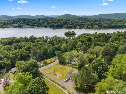 20 Fulton Dr, New Fairfield, CT 06812