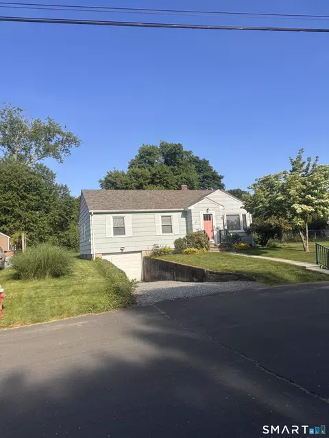 5 Herster Dr, Niantic, CT 06357