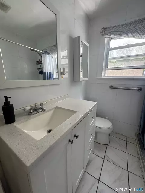 Bath - 11 Hunt St, Norwich, CT 06360 photo 1 of 2