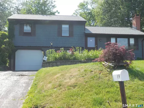 19 Winthrop Blvd, Cromwell, CT 06416