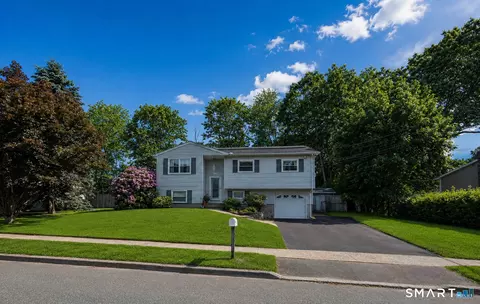 140 Flower Dr, Hamden, CT 06518