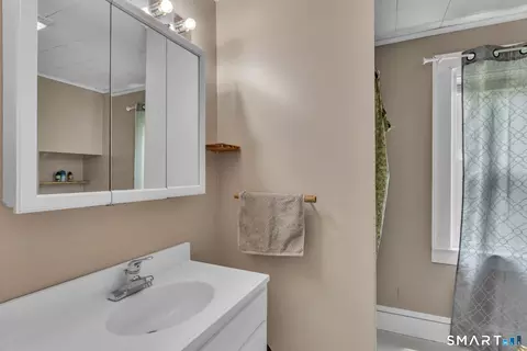 Bath - 156 Brick Top Rd, Windham, CT 06280 photo 1 of 2