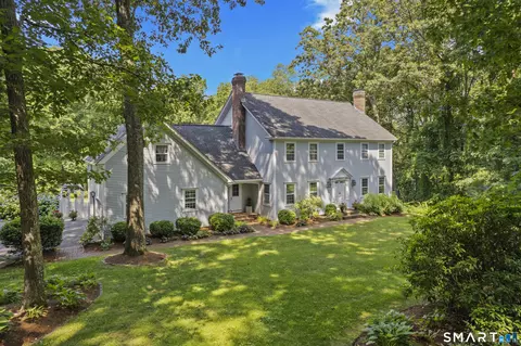 8 Squire Ln, Essex, CT 06426