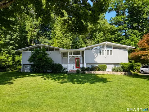 1 Bayberry Dr, Brookfield, CT 06804