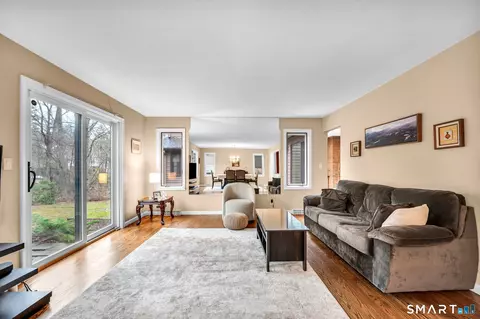 8 Ironwood Rd #8, West Hartford, CT 06117
