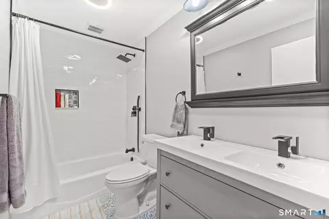 Bath - 299 Redding Rd, Redding, CT 06896 photo 4 of 5