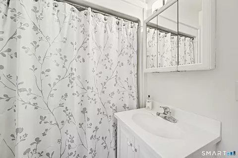 Bath - 75 Norfield Rd, Weston, CT 06883 photo 4 of 4