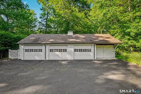 Exterior - 75 Norfield Rd, Weston, CT 06883 photo 10 of 11