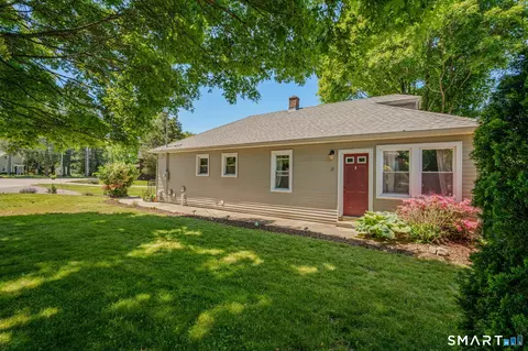 17 Lathrop Rd, Uncasville, CT 06382