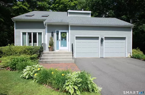 10 Old Village Ln, Unionville, CT 06085