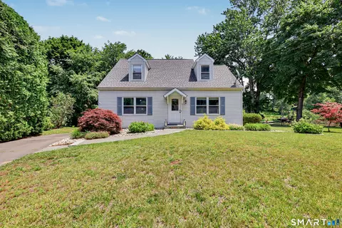 8 Apple Blossom Ln, Danbury, CT 06811