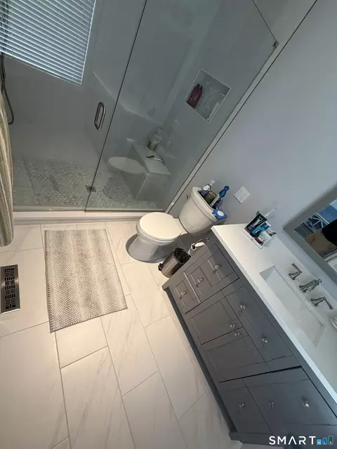 Bath - 7 Mist Hill Dr, Brookfield, CT 06804 photo 2 of 3