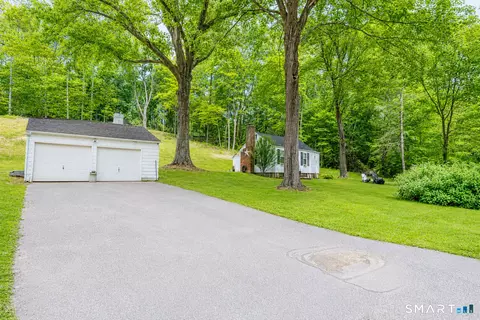 Exterior - 277 Spring Hill Rd, Monroe, CT 06468 photo 3 of 5