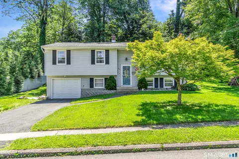 40 Bayberry Dr, Wallingford, CT 06492