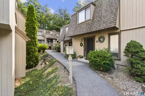 14 Great Meadow Ln #33A, Avon, CT 06001