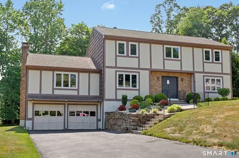 15 Wedgewood Rd, Trumbull, CT 06611