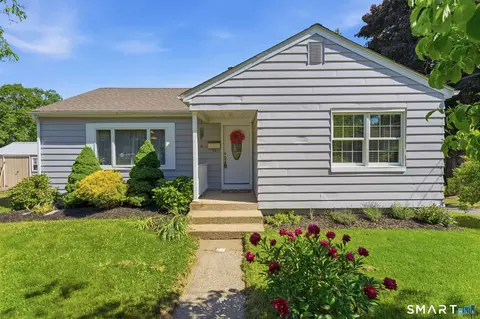 16 Park Ave, Uncasville, CT 06382