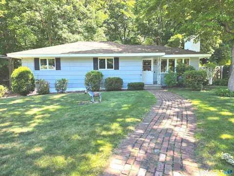 54 Hemlock Rdg, Cheshire, CT 06410