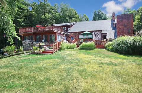 8 Dillon Rd, Woodbridge, CT 06525