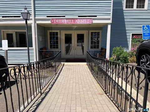 136 Deer Hill Ave #205, Danbury, CT 06810