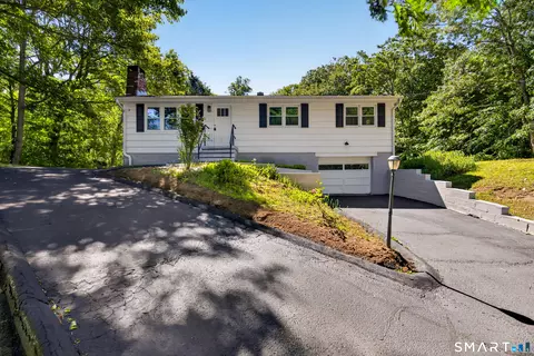 41 Piscitello Dr, Branford, CT 06405
