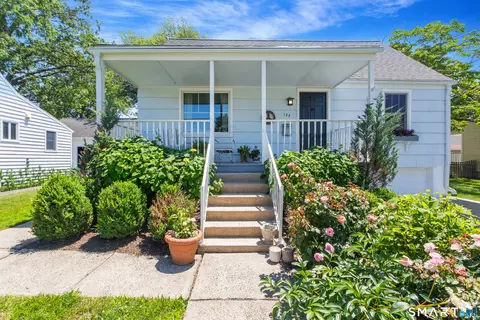 127 Moritz Pl, Fairfield, CT 06824