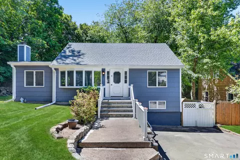 40 Sleepy Hollow Ln, Stamford, CT 06907