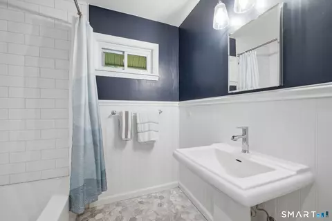 Bath - 75 Brinsmade Rd, Hamden, CT 06514 photo 1 of 3