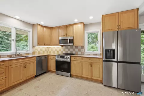 Kitchen - 75 Brinsmade Rd, Hamden, CT 06514 photo 2 of 4