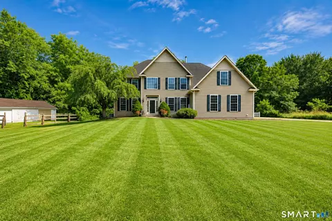 957 W River St, Milford, CT 06461