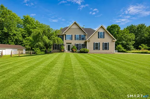 957 W River St, Milford, CT 06461