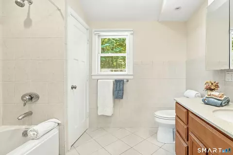 Bath - 149 Old Redding Rd, Redding, CT 06896 photo 1 of 2