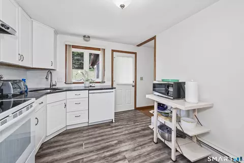 Kitchen - 430 Shepard Ave, Hamden, CT 06514 photo 2 of 4