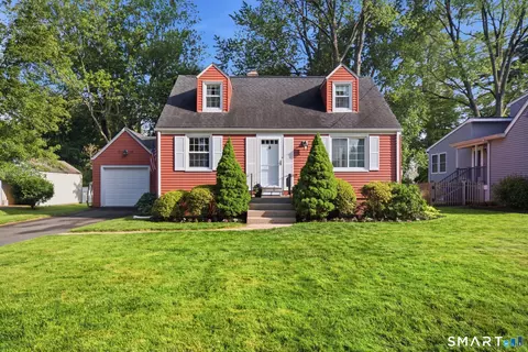 17 Hilltop Dr, West Hartford, CT 06107