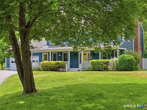7 Goundry Dr, Waterford, CT 06385