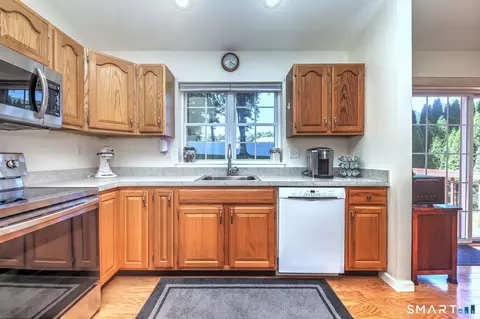 Kitchen - 20 Down Draft Cir, West Haven, CT 06516 photo 4 of 4