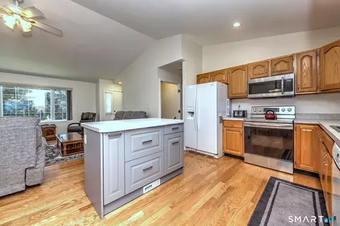 Kitchen - 20 Down Draft Cir, West Haven, CT 06516 photo 3 of 4