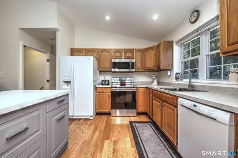Kitchen - 20 Down Draft Cir, West Haven, CT 06516 photo 2 of 4