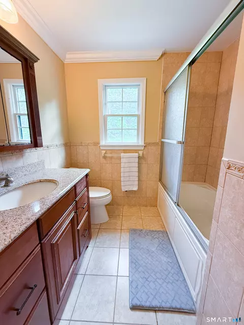 Bath - 14 E Gate Rd, Danbury, CT 06811 photo 1 of 2