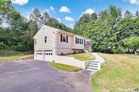 4 Cherry Heights Ter, Sandy Hook, CT 06482