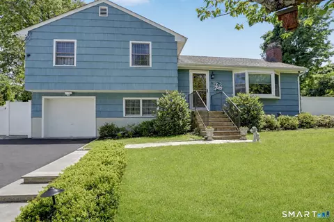 9 Junebar Ln, Norwalk, CT 06851